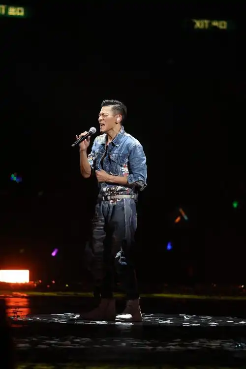 刘德华红馆演唱会 重现经典《忘情水》《冰雨》