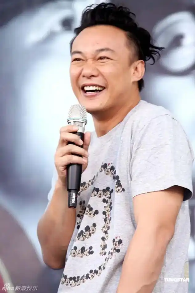 陈奕迅.2024新年第一站 成都东安湖体育公园多功能体育馆  - 抖音