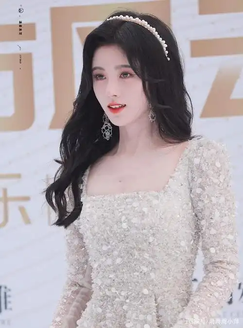 鞠婧祎白色亮片连衣裙出现在红毯中,珍珠带着美丽