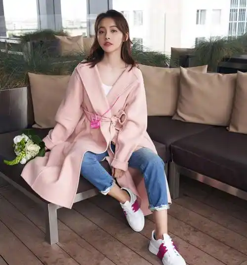 张佳宁甜出蜜来了,穿浅色牛仔装背粉色小包包,31岁美得像少女_短发