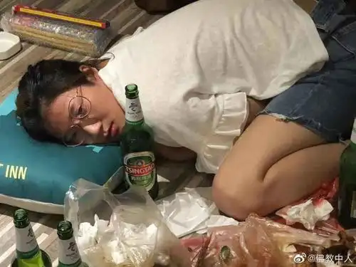 偷拍女生深夜喝醉后的样子!哈哈哈笑到我头掉了