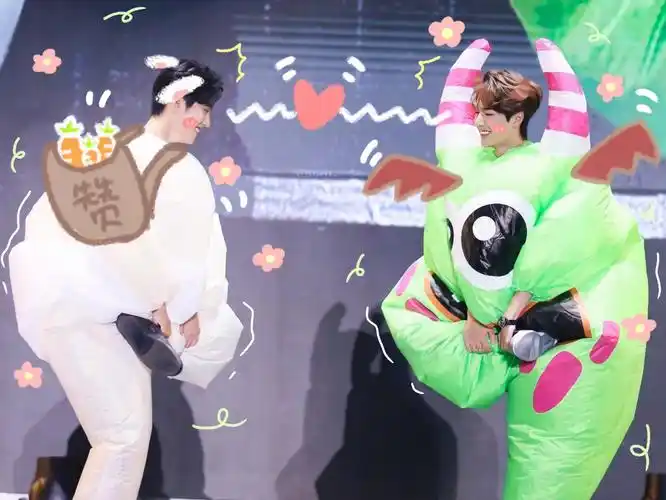 原创肖战王一博的历史存货王一博吃东西超可爱肖战的眼神也太a了