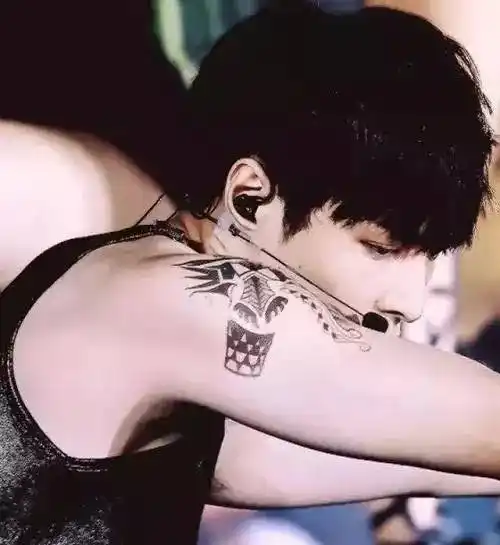 反差萌的感觉啊有木有~↓↓↓张艺兴normally insane是吴亦凡的座右铭