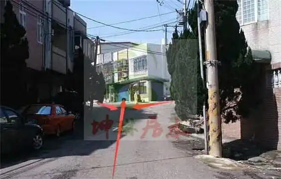 这是凶宅也典型的路冲煞,此户家二死一伤-南京风