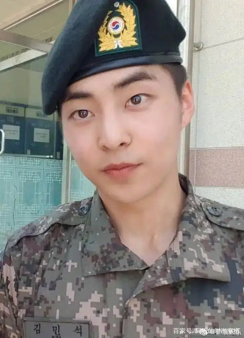 exo演唱会边伯贤蓝色头发造型太绝了,仙子下凡你可吗?