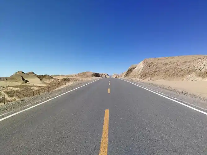 318国道公路,穿越无人区.