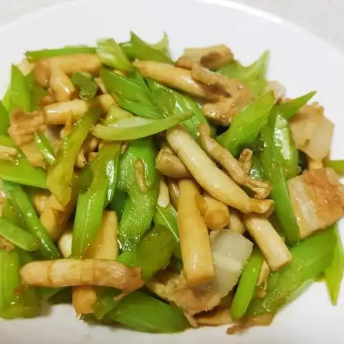 肉片白玉菇炒香芹家常下饭小炒简单快手
