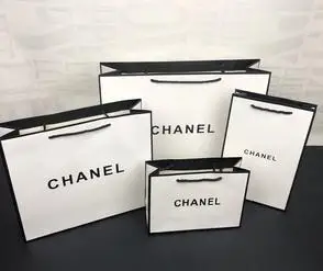 包装袋,一种白色,一种黑色,无论黑白,包装袋上都印有chanel的logo标志
