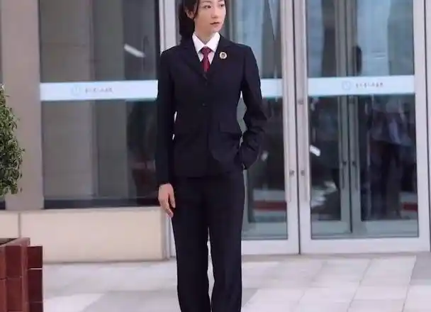 原创韩雪街头拍戏穿制服打领带派头十足路人镜头下竹竿腿优越