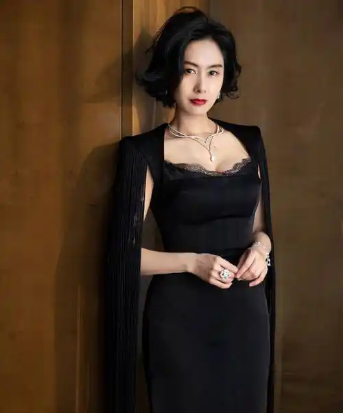 49岁朱茵状态保持真好,礼服造型不输少女,气质依旧"女神级别"_黑色