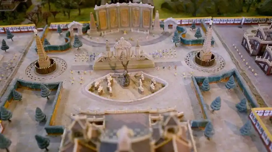 《全景微雕圆明园》的       是被誉为 "玲珑圣手"的阚三喜.