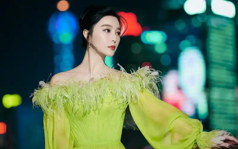 范冰冰羽毛裙性感高清桌面壁纸