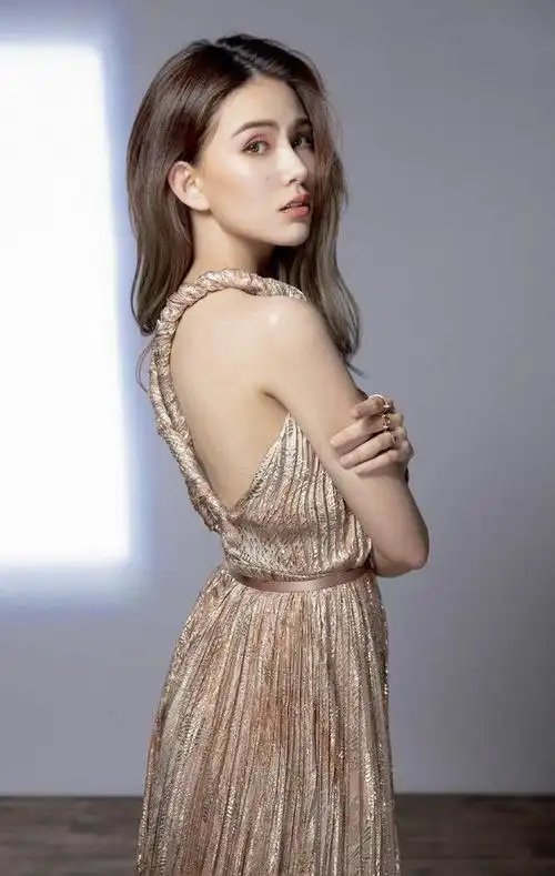 昆凌个人资料天王嫂昆凌时尚杂志封面