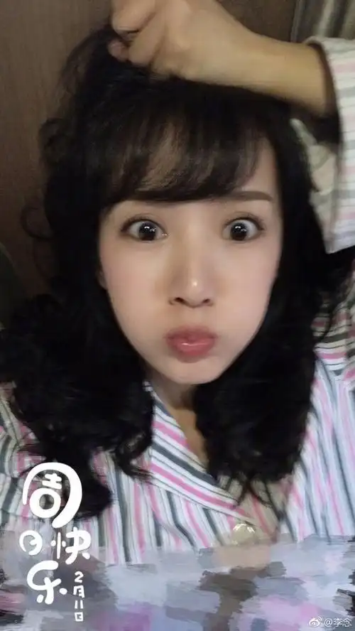李念穿病号服自拍表情搞怪 哀嚎没有假期嘟嘴卖萌