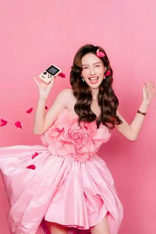 金晨|#智族gq moty年度人物盛典#属实是今晚最努力的一位 ,接连输出三