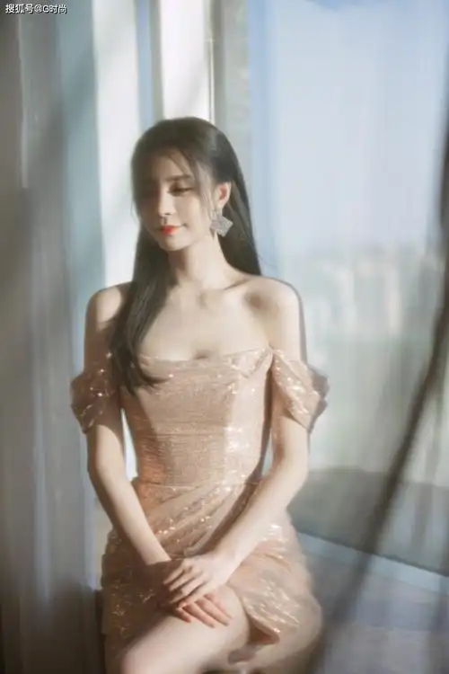 沈梦辰身穿金色亮片长裙搭配闪亮耳饰,女人味十足