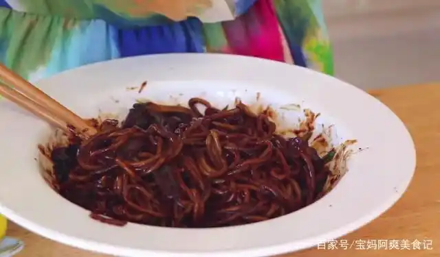 一定要吃一下这道面条,韩国黑豆酱炸酱面,你不会后悔的!