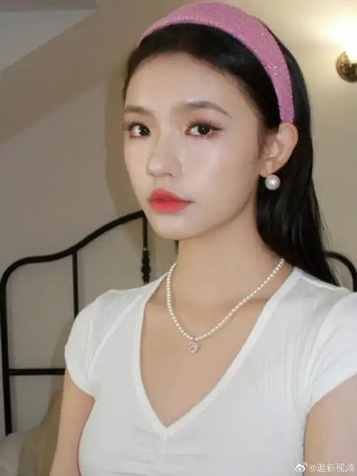 林允记录化妆时刻##林允粉色碎花半身裙