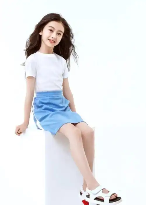 有种"霸气"叫裴佳欣的高跟鞋,仅有5cm,一般小孩却穿不了