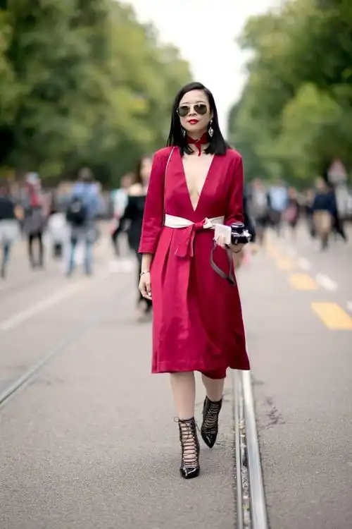 红色衣服搭配什么颜色裤子好看?