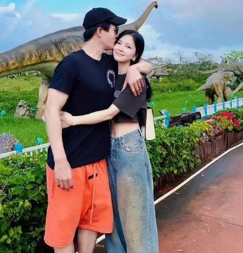 杜淳的娇妻王灿在她的个人社交媒体上晒出了两张自拍的美丽照片,她还