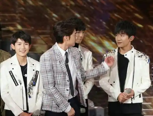 李易峰当着众人的面撩了易烊千玺!好苏啊!