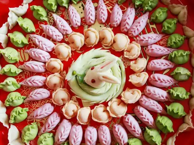 精致的满家饺子更增添了这个特殊日子的色彩