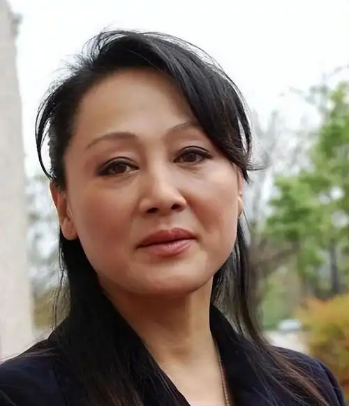 人在纽约》播出,火遍了大江南北,扮演女主角"阿春"的王姬同样一炮而红