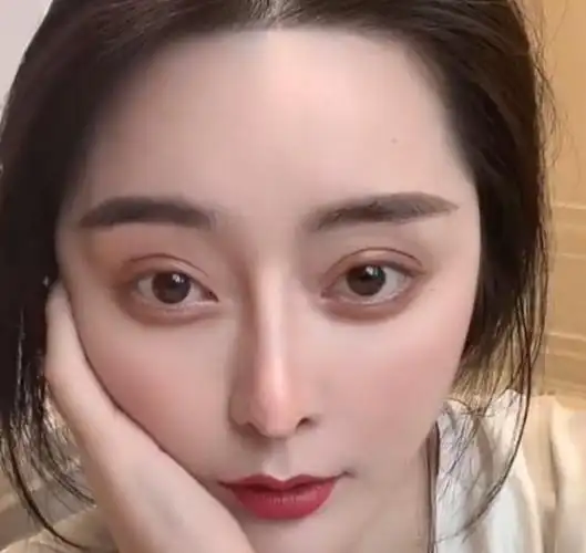 女子花10年整成范冰冰,花掉5套房,看了旧照真是"大变活人