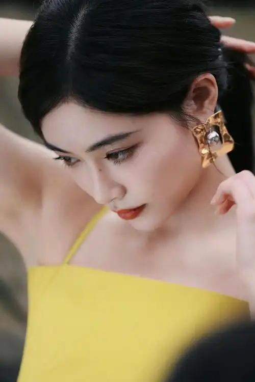 许佳琪头上戴了小野花##许佳琪中国风造型