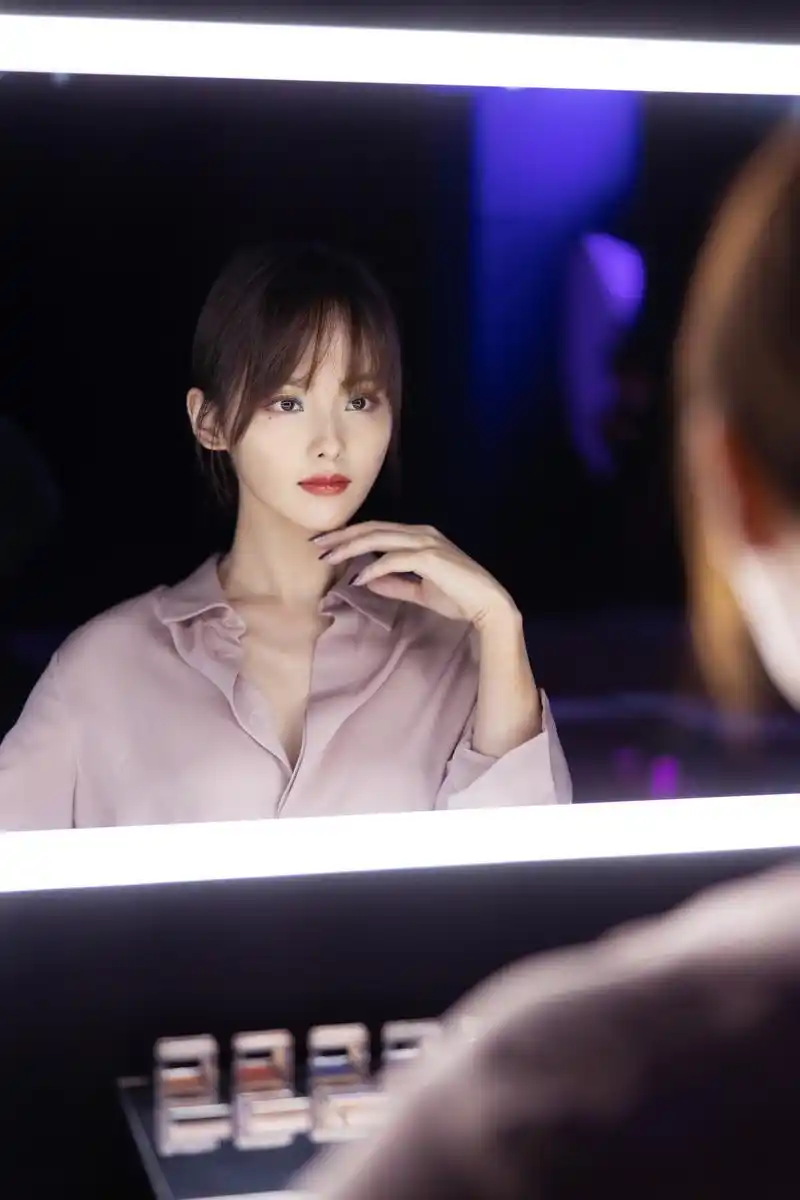 张嘉倪今日出席tomford品牌活动,专属眼妆十分精致,冰川蓝与充满金属