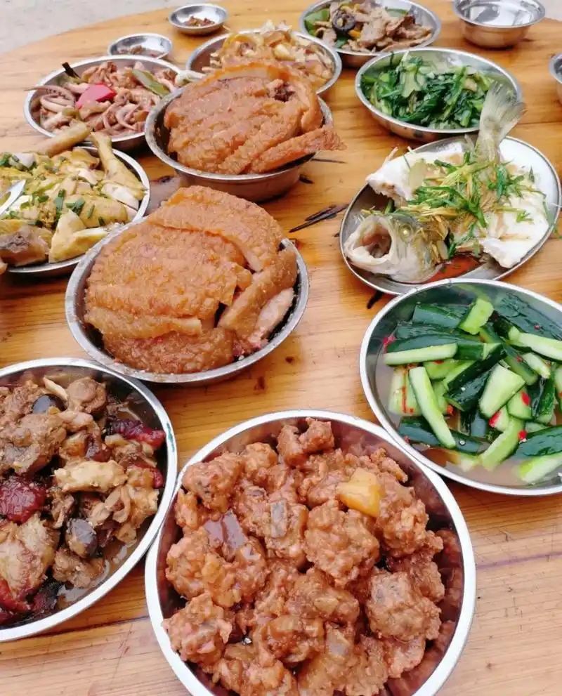 全国上下也就只有广西的酒席才能做到这么丰盛了,基本上以肉菜为主