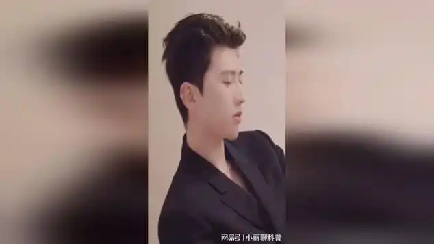 蔡徐坤晒肌肉照!