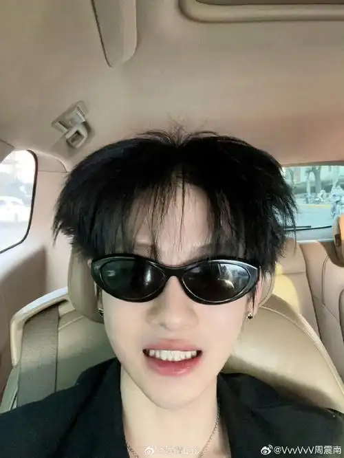 周震南带蚊子包拍杂志##周震南love&desire演唱会