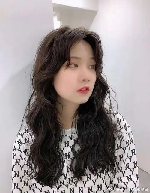 而法式烫则是一种既甜美又成熟的发型,简单易打理,让你轻松拍出时尚