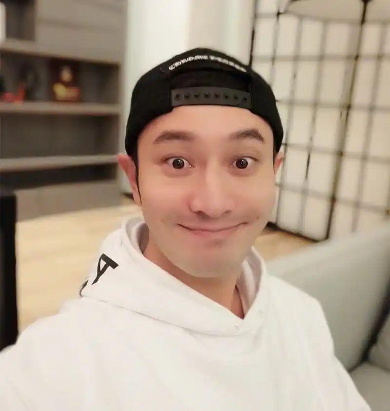 黄晓明晒搞怪连拍,嘟嘴卖萌帅气可爱,帅气十足