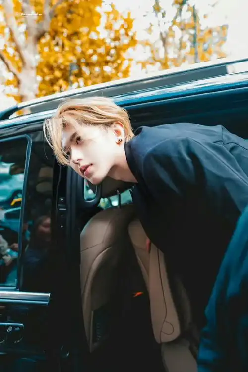 蔡徐坤看到粉丝应援大屏拿起手机拍拍拍也太可爱了!