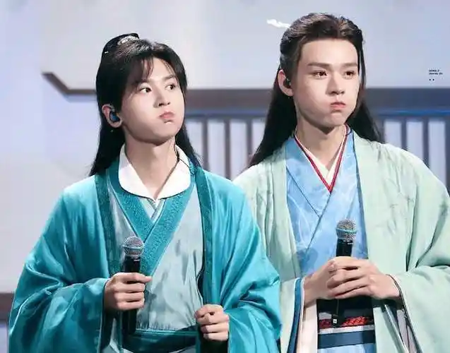 山河令演唱会变成了婚礼现场张哲瀚和龚俊落泪相拥