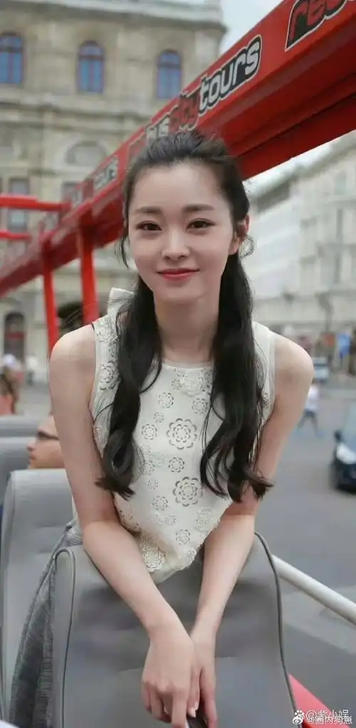 这应该算是宋轶的素颜照了,又漂亮又大气,小蛮腰清晰可见!