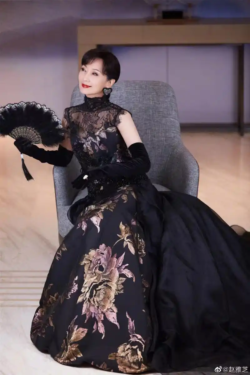 赵雅芝晒美照,穿一身黑色拖尾礼服,年轻又漂亮