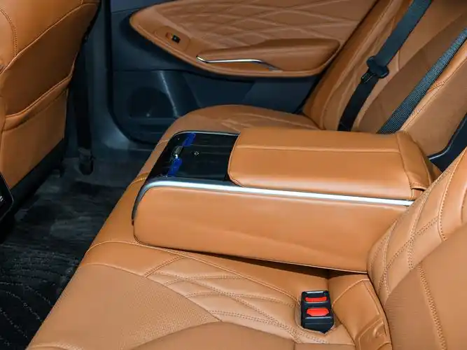 后排的中央扶手箱/引自汽车之家图库