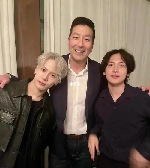 新合照耶宇宙的交友尽头就是王嘉尔