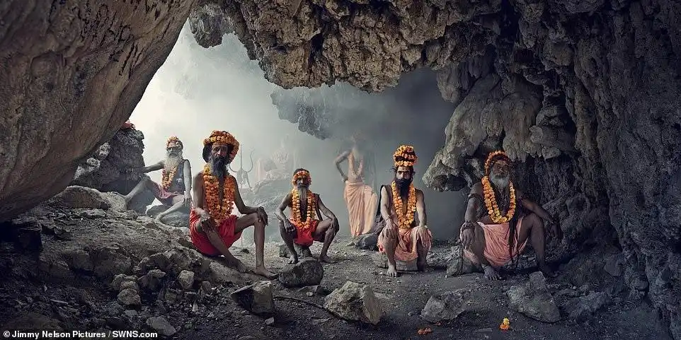 有许多原本与世隔绝的原始部落也逐渐被现代社会所蚕食,同化,面临着