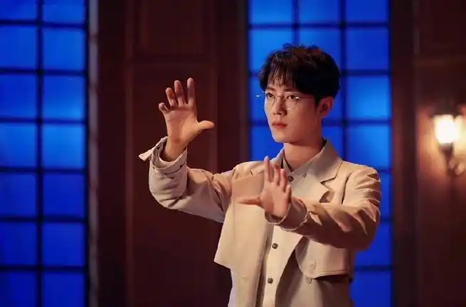 肖战超话#肖战#xz#肖战肖春生#风衣小王子,很阳光,俊逸!