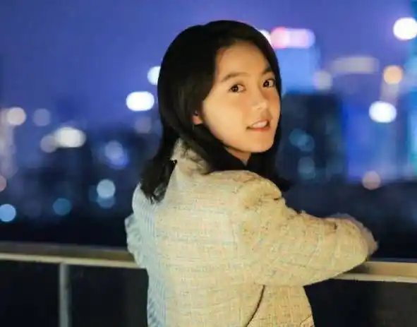 赵今麦"湿发"造型拍大片,穿20cm运动衣,少女身材很明显_镜头_状态