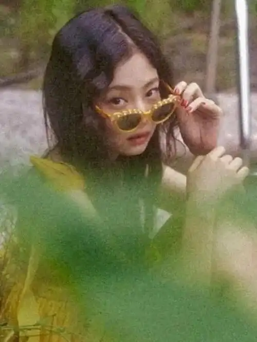 绿色漏肩上衣,打湿的长发96年,摩羯座的jennie是black pink中官方宣布