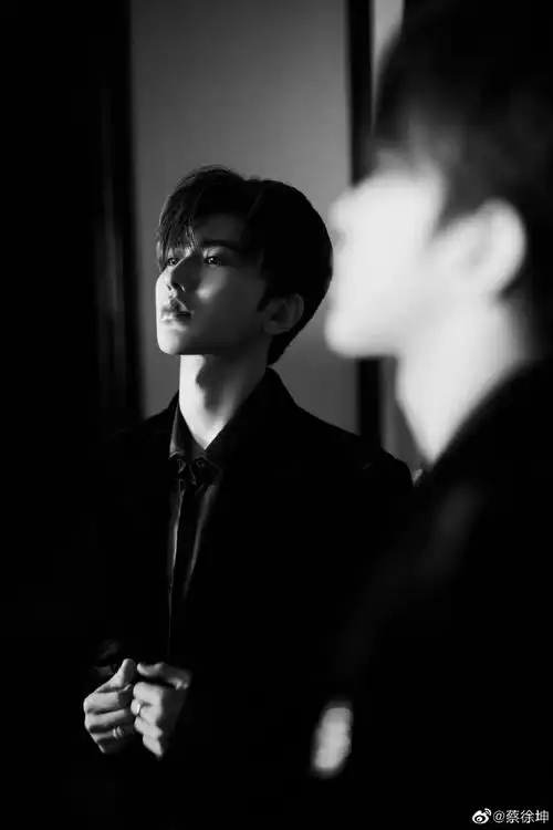 蔡徐坤黑西黑白装质感大片##蔡徐坤黑西装质感大片