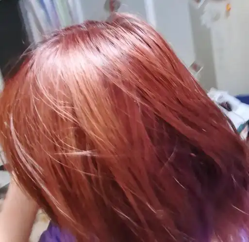 染了一个不知道颜色的头发结果表层头发掉色了