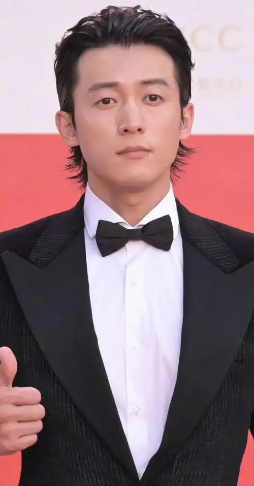 看63岁费翔和36岁朱一龙合照就知道了|尹正|吴磊|演员|雷佳音_网易