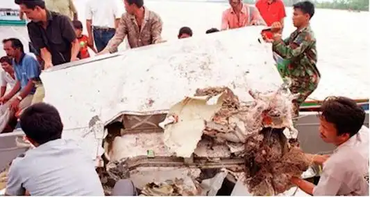 1997年,林俊杰从报纸上突然发现自己的照片,在一架遭遇空难的飞机上.